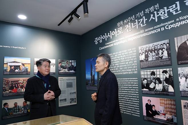 월곡고려인문화관 '결' 찾은 김경협(왼쪽) 청장 (광주=연합뉴스) 김경협(왼쪽) 청장이 김병학 관장으로부터 월곡고려인문화관에 마련된 중앙아시아로 건너간 사할린동포들의 기록물에 대해 설명을 듣고 있다. [재외동포청 제공]