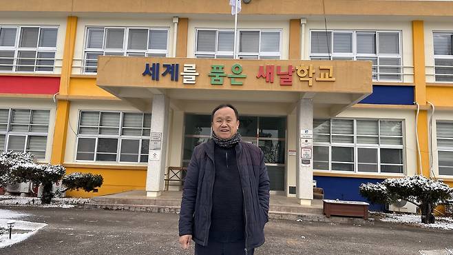 고려인마을 운영 새날학교 배경으로 포즈 취한 이천영 교장 (광주=연합뉴스) 이세영 기자 = 광주시 대안학교인 새날학교를 배경으로 포즈를 취한 이천영 교장. 이 학교는 교직원 25명에 78명의 재학생을 두고 있으며, 550명의 졸업생을 배출했다. 2011년 6월 학력 인정학교 인가를 받았고, 2013년 첫 대학 입학생을 배출하기 시작했다. 2026. 1. 12. seva@yna.co.kr