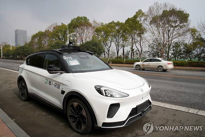 중국 후베이성 우한에서 주행 중인 로보택시 [로이터 연합뉴스 자료사진]