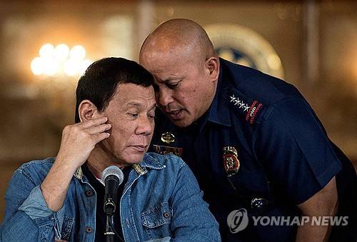 2017년 당시 두테르테 필리핀 대통령(왼쪽)과 델라 로사 경찰청장 [AFP 연합뉴스 자료사진. 재판매 및 DB 금지]