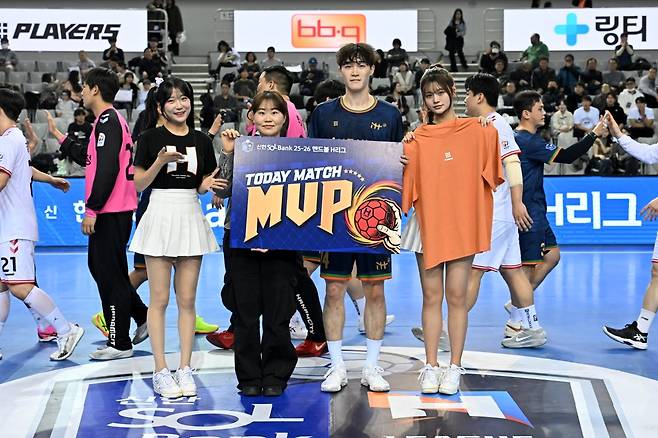 14일 하남시청전 MVP로 뽑힌 인천도시공사 전진수(오른쪽에서 두 번째) [한국핸드볼연맹 제공. 재판매 및 DB 금지]