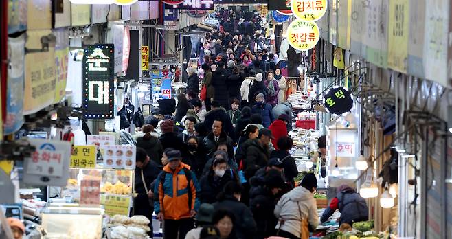 ▲ 지난 12일 오후 인천 미추홀구 석바위시장에서 시민들이 장을 보고 있다. /이재민 기자 leejm@incheonilbo.com