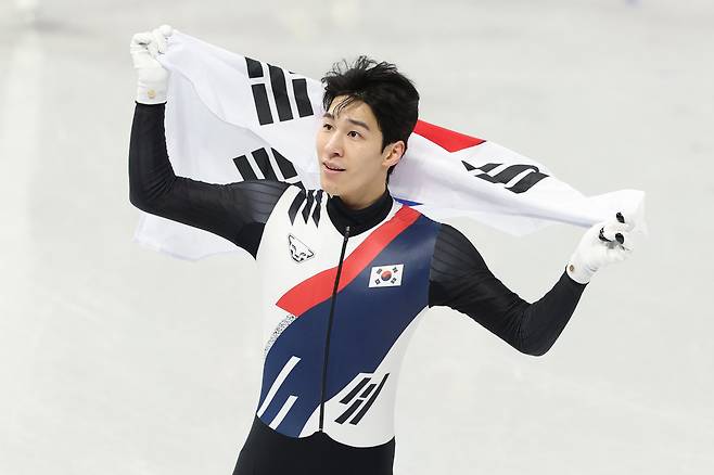 14일(현지시간) 이탈리아 밀라노 아이스스케이팅 아레나에서 열린 2026 밀라노·코르티나담페초 동계 올림픽 빙상 쇼트트랙 남자 1천500m 결승에서 은메달을 따낸 황대헌이 태극기를 두르고 세리머니를 하고 있다.