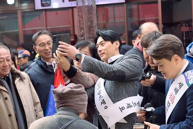더불어민주당 한준호(고양을) 국회의원이 지난 14일 성남 모란시장을 찾아 시민들과 셀카를 찍고 있다. <한 의원 SNS>