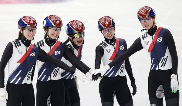 2026 밀라노-코르티나담페초 동계올림픽 개막을 이틀 앞둔 4일(현지시간) 밀라노 아이스스케이팅 아레나에서 한국 쇼트트랙 최민정(왼쪽 두번째)과 심석희(맨 오른쪽) 등이 기념사진을 찍고 있다. 연합뉴스