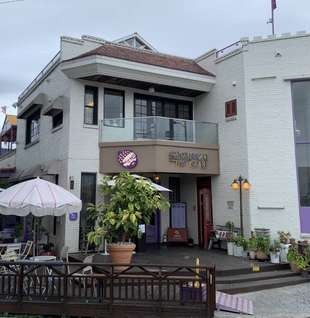 구례 빵지 순례지로 알려진 목월빵집과 빵.