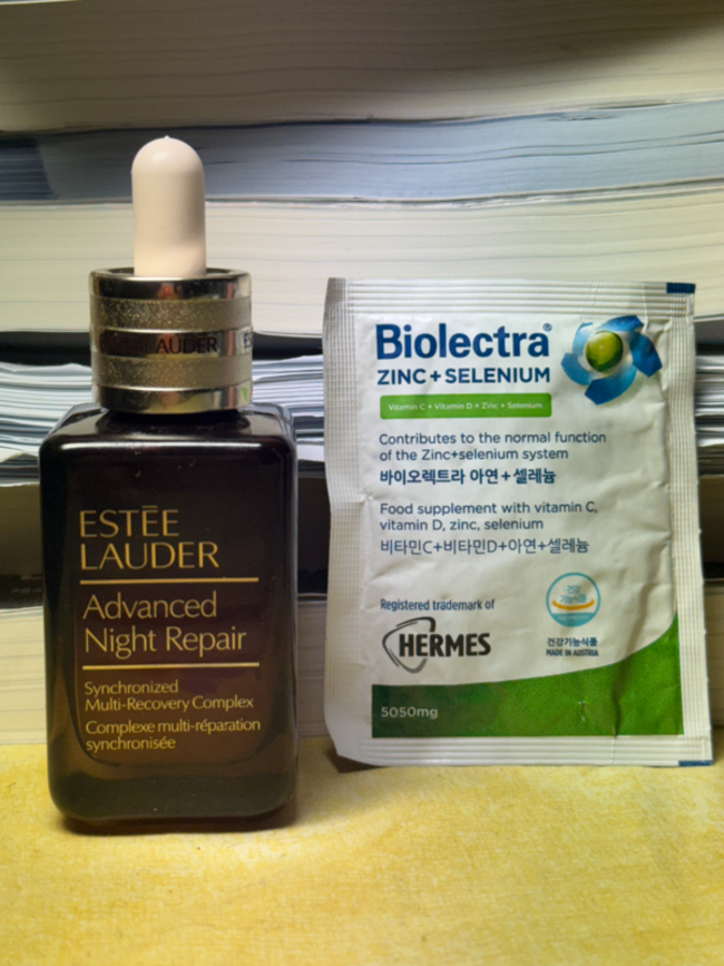 노화에 대비해 마련한 화장품과 영양제. /김윤지