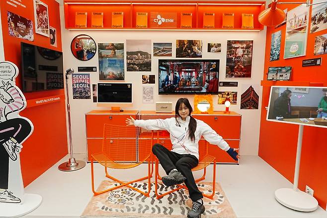 스노보드 하프파이프 금메달 최가온이 코리아하우스 ‘CJ ENM’ 부스의 포토존에서 포즈를 취하고 있다.(사진제공=CJ그룹)