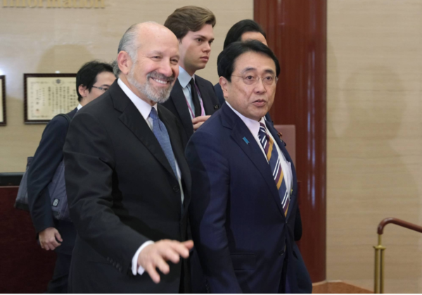 하워드 러트닉 미국 상무장관과 아카자와 료세이 일본 경제산업상. 2025년 10월 도쿄. [저팬타임스 캡처]