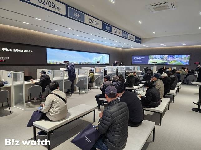 견본주택에서 관람객들이 청약 상담을 위해 대기하고 있다./사진=김준희 기자 kjun@