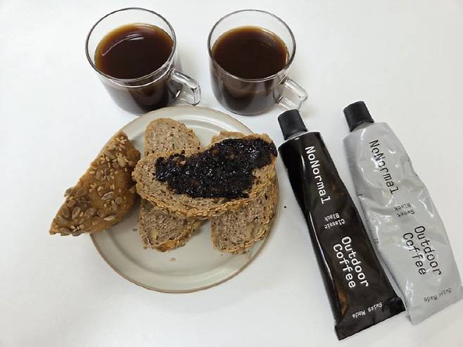 호밀빵 위에 얇게 펴 바른 노노멀 커피. 음료를 넘어 스프레드 형태로도 활용 가능하다. (사진=한전진 기자)
