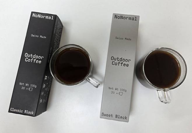 클래식 블랙(왼쪽)과 스위트 블랙(오른쪽). 동일한 100g 튜브지만 표기 기준 사용 횟수는 다르다. (사진=한전진 기자)