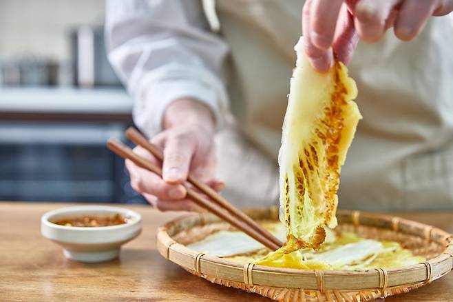 바삭한 배추전을 만들려면 너무 묽지 않은 반죽을 얇게 입히는 게 중요하다. 사진=게티이미지뱅크