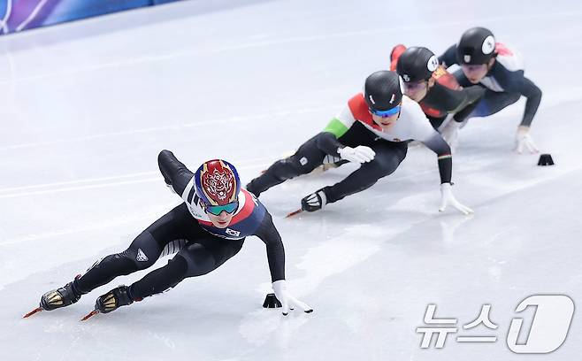 쇼트트랙 황대헌이 14일(현지시간) 이탈리아 밀라노 아이스스케이팅 아레나에서 열린 2026 밀라노·코르티나담페초 동계올림픽 쇼트트랙 남자 1500m 준준결승에서 질주하고 있다. 2026.2.15 ⓒ 뉴스1 김성진 기자
