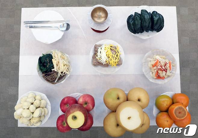 서울 중구 프레스센터에서 성균관의례정립위원회 주관으로 '차례상 표준안' 발표 기자회견이 열렸다. 이날 성균관이 제시한 간소화 방안의 핵심은 전을 부치느라 더는 고생하지 말라는 것과 음식 가짓수는 최대 9개면 족하다는 것이다. 표준안에 따르면 간소화한 추석 차례상의 기본 음식은 송편, 나물, 구이(적·炙), 김치, 과일, 술 등 6가지다. 여기에 조금 더 올린다면 육류, 생선, 떡을 놓을 수 있도록 안내했다. 사진은 성균관이 제시한 차례상 표준안. 2022.9.5 ⓒ 뉴스1 송원영 기자