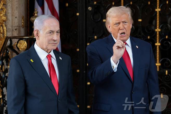 도널드 트럼프 미국 대통령이 지난해 12월 29일(현지시간) 플로리다주 마러라고 리조트에서 베냐민 네타냐후 이스라엘 총리와 함께 취재진에게 말하고 있다. 2025.12.29 ⓒ 로이터=뉴스1