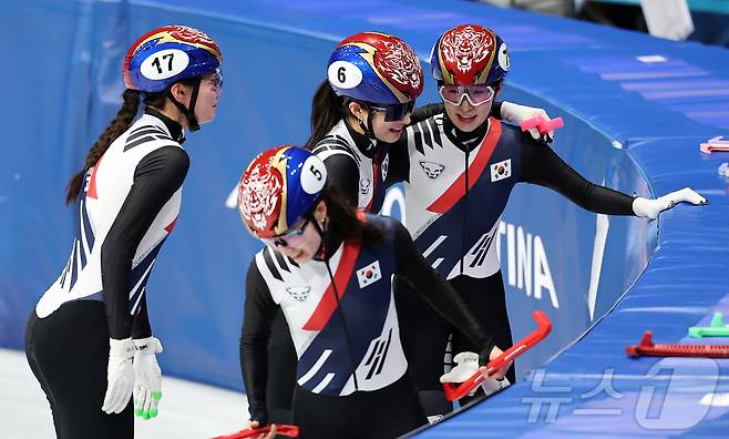 쇼트트랙 심석희(왼쪽부터), 최민정, 김길리, 이소연이 14일(현지시간) 이탈리아 밀라노 아이스 스케이팅 아레나에서 열린 2026 밀라노·코르티나담페초 동계올림픽 쇼트트랙 여자 3000m 계주 준결승에서 1위로 결승선을 통과한 뒤 기쁨을 나누고 있다. 2026.2.15 ⓒ 뉴스1 김진환 기자