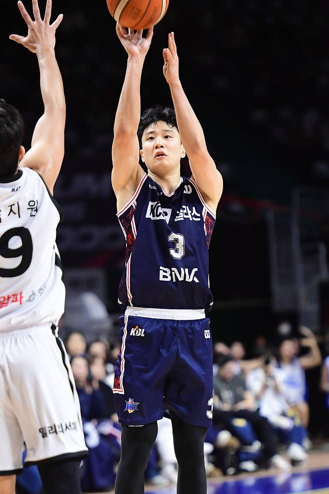 부산 KCC 허웅은 15일 부산 사직체육관에서 열린 2025-26 프로농구 수원 KT전에서 21점을 넣어 팀의 83-81 승리를 이끌었다. (KBL 제공)