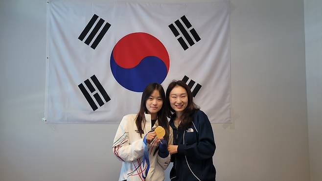 스노보드 하프파이프 금메달리스트 최가온과 쇼트트랙 국가대표 최민정이 15일(현지시간) 이탈리아 밀라노 선수촌에서 만나 반갑게 인사하고 있다. (대한체육회 제공)