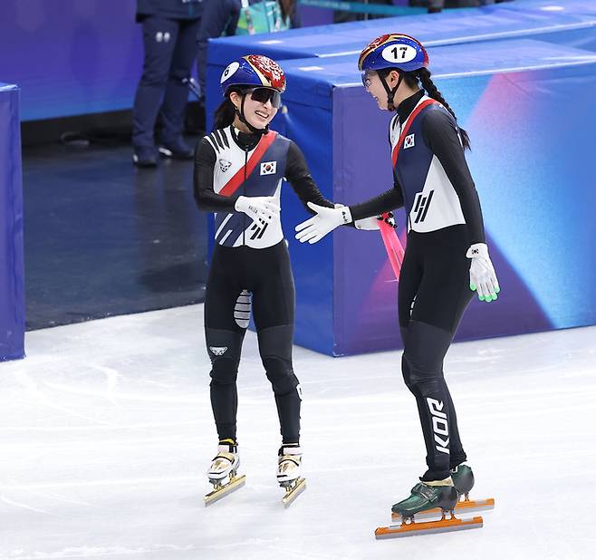 15일 이탈리아 밀라노 아이스스케이팅 아레나에서 열린 2026 밀라노-코르티나담페초 동계올림픽 쇼트트랙 여자 3000m 계주 준결승에서 김길리와 심석희가 결승에 진출한 뒤 기뻐하고 있다. 밀라노 | 연합뉴스