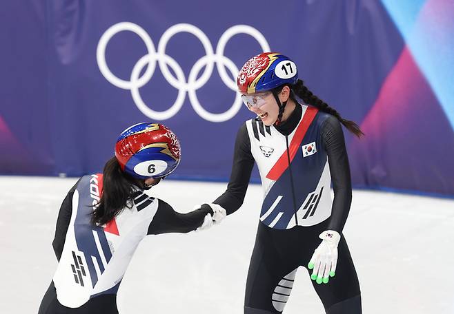 15일 이탈리아 밀라노 아이스스케이팅 아레나에서 열린 2026 밀라노-코르티나담페초 동계올림픽 쇼트트랙 여자 3000m 계주 준결승에 출전한 한국 김길리가 피니시라인을 1위로 통과한 뒤 심석희와 기뻐하고 있다. 밀라노 | 연합뉴스