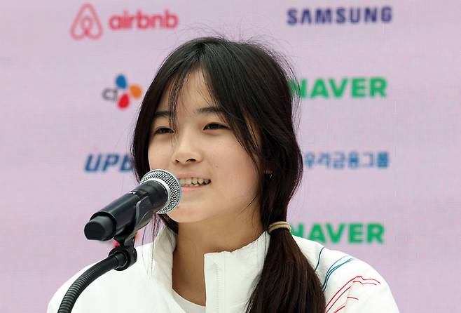 최가온이 14일(한국시간) 이탈리아 밀라노 코리아하우스에서 열린 대한체육회 공식 기자회견에서 취재진 질문에 답하고 있다. 사진 | 연합뉴스