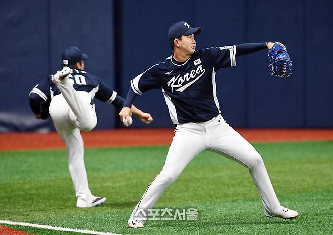 프리미어12 야구 대표팀의 유영찬이 30일 고척스카이돔에서 진행된 훈련 중 캐치볼을 하며 몸을 풀고 있다. 고척 | 박진업 기자 upandup@sportsseoul.com