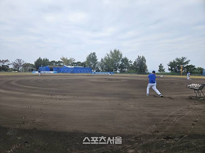 삼성 선수들이 15일 일본 오키나와 온나손 아카마 구장에서 2026 스프링캠프 엑스트라 훈련을 진행하고 있다. 오키나와 | 김동영 기자 raining99@sportsseoul.com
