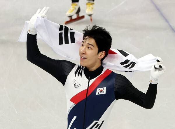 15일(한국시간) 황대헌은 이탈리아 밀라노 아이스 스케이팅 아레나에서 열린 2026 밀라노·코르티나담페초 동계 올림픽 쇼트트랙 남자 1500m 결선에서 2분12초304로 옌스 판트바우트(네덜란드·2분12초219)에 이어 2위로 결승선을 통과, 은메달을 수확했다. (14일 (현지 시간) 이탈리아 밀라노 아이스 스케이팅 아레나 경기장에서 열린 2026 밀라노·코르티나담페초 동계올림픽 쇼트트랙 남자 1500m 결승에서 은메달을 획득한 황대헌이 태극기를 두르고 기뻐하고 있다). /사진=뉴시스