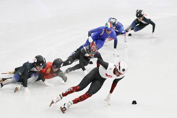 15일(한국시간) 황대헌은 이탈리아 밀라노 아이스 스케이팅 아레나에서 열린 2026 밀라노·코르티나담페초 동계 올림픽 쇼트트랙 남자 1500m 결선에서 2분12초304로 옌스 판트바우트(네덜란드·2분12초219)에 이어 2위로 결승선을 통과, 은메달을 수확했다. (14일(현지 시간) 쇼트트랙 황대헌이 이탈리아 밀라노 아이스 스케이팅 아레나에서 열린 2026 밀라노·코르티나 담페초 동계올림픽 쇼트트랙 스피드스케이팅 남자 1500m 준결승에서 역주하고 있다). /사진=뉴시스