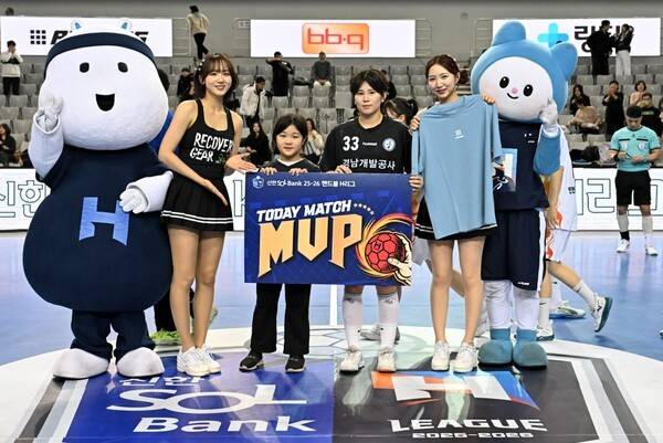 경남개발공사 이연송(사진 중앙). /사진=KOHA