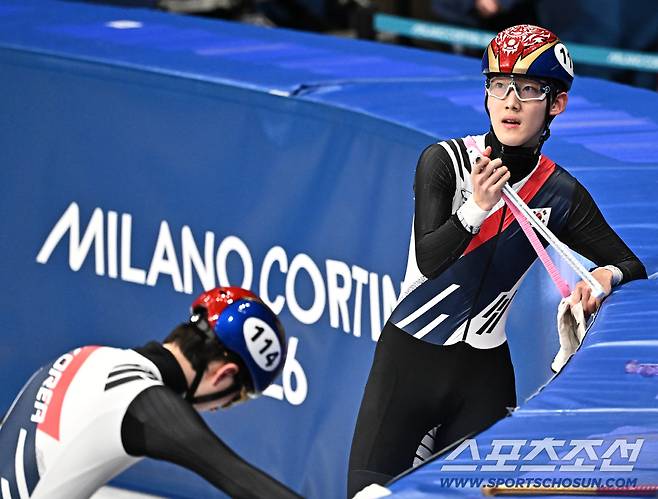 15일(한국시간) 이탈리아 밀라노 아이스스케이팅 아레나에서 쇼트트랙 남자 1500m 예선이 열렸다. 준결승 진출한 신동민, 코너 싸움 벌이다 탈락한 임종언. 밀라노(이탈리아)=송정헌 기자songs@sportschosun.com/2026.02.15/