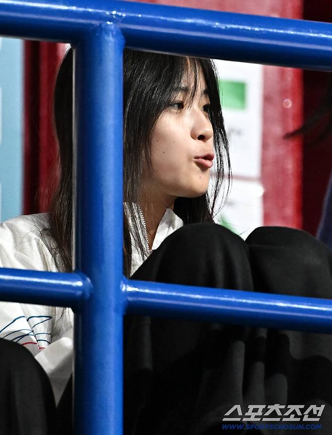 15일(한국시간) 이탈리아 밀라노 아이스스케이팅 아레나에서 쇼트트랙 여자 1000m 예선이 열렸다. 경기장 찾은 최가온. 밀라노(이탈리아)=송정헌 기자songs@sportschosun.com/2026.02.15/