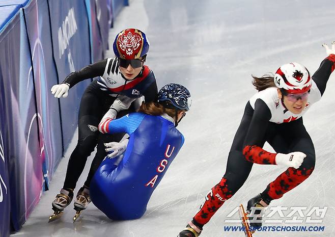 10일 이탈리아 밀라노 아이스스케이팅 아레나에서 쇼트트랙 혼성 계주 경기가 열렸다. 준결승 미국팀과 충돌하며 넘어진 김길리. 밀라노(이탈리아)=송정헌 기자songs@sportschosun.com/2026.02.10/