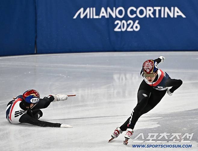 15일(한국시간) 이탈리아 밀라노 아이스스케이팅 아레나에서 쇼트트랙 남자 1500m 예선이 열렸다. 준결승 진출한 신동민, 탈락한 임종언. 밀라노(이탈리아)=송정헌 기자songs@sportschosun.com/2026.02.15/