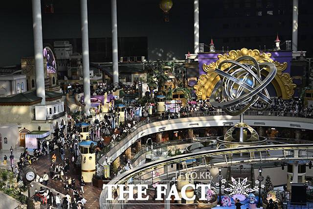 방문객들이 놀이시설을 둘러보고 있다.