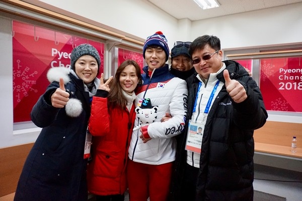 구동회 대표가 평창 올림픽 스켈레톤 금메달리스트 윤성빈과 기쁨을 나누고 있다.&nbsp;