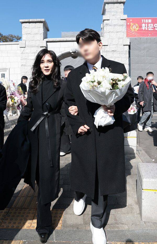 지난 9일 서울 강남구 휘문고등학교 졸업식에 참석한 이부진 호텔신라 사장. 이날 입은 옷은 프랑스 명품 브랜드 랑방의 롱 테일러드 코트로 알려졌다.