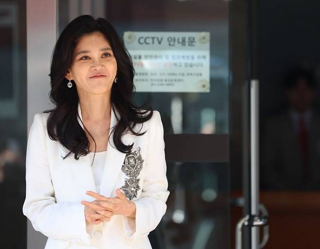 2024년 호텔신라 정기 주주총회에서 모습을 드러낸 이부진 사장. 이부진 사장은 영국 디자이너 알렉산더 맥퀸의 흰색 엠블럼 재킷과 바지를 착용, '올 화이트' 패션을 선보였다. 연합뉴스