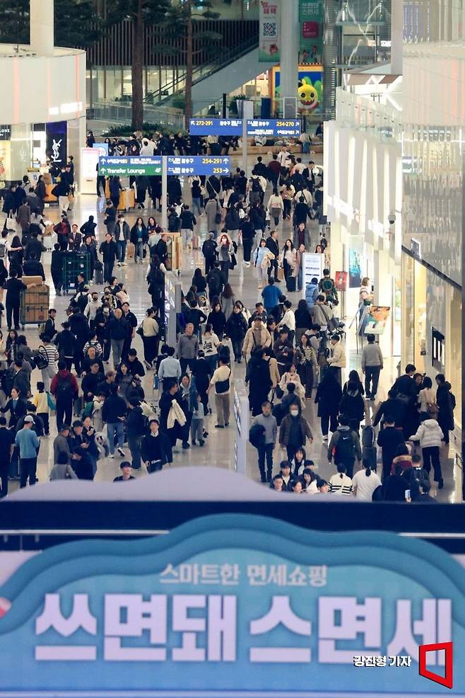 설 연휴를 앞둔 12일 인천국제공항 제2여객터미널 면세구역을 찾은 여행객들로 붐비고 있다. 2026.2.12 강진형 기자