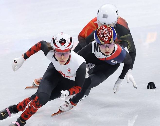 14일(현지시간) 이탈리아 밀라노 아이스스케이팅 아레나에서 열린 2026 밀라노·코르티나담페초 동계올림픽 쇼트트랙 여자 3000m 계주 준결승에서 최민정이 역주하고 있다. 연합뉴스