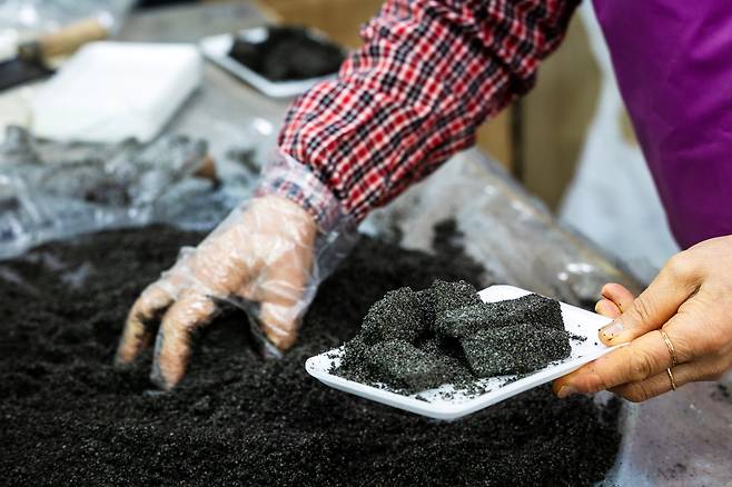 평소 '종로떡집'에서 가장 인기가 많다는 흑임자 인절미. 고소하고 쫀득하다. /이건송 영상미디어 기자