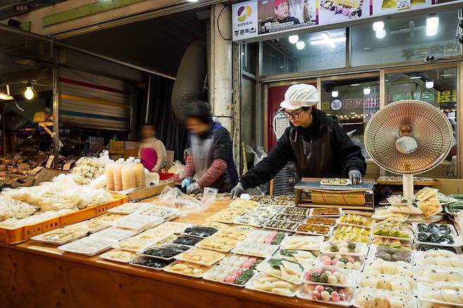 출근하던 직장인이 한 팩 사고, 장 보던 주부가 한 팩 사고, 평일 오전 8시 30분부터 오전 11시까지가 이 떡집의 피크 타임이다. /이건송 영상미디어 기자