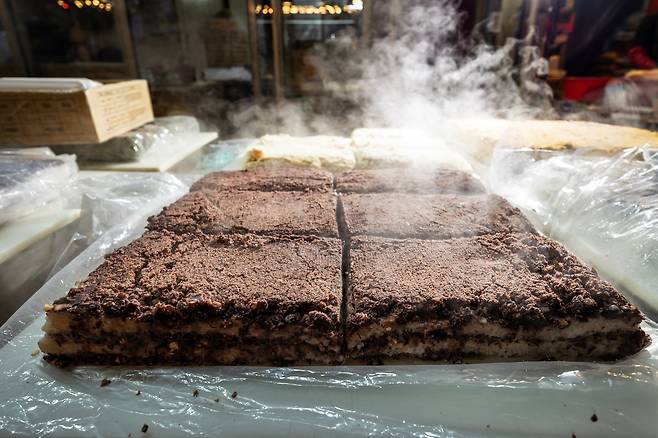 김이 모락모락 나는 시루떡. /이건송 영상미디어 기자