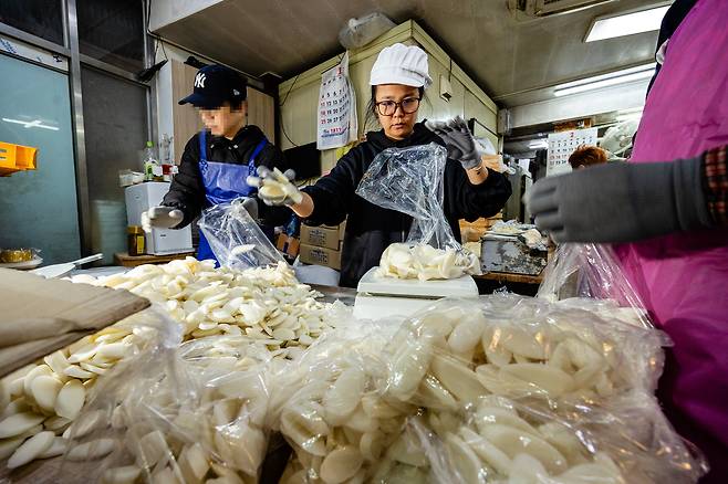 끝날 줄 모르는 떡국떡 포장. 조 기자는 이날 오전에만 약 270㎏을 포장했다. 사진은 조 기자가 떡국떡 무게를 재는 모습. /이건송 영상미디어 기자