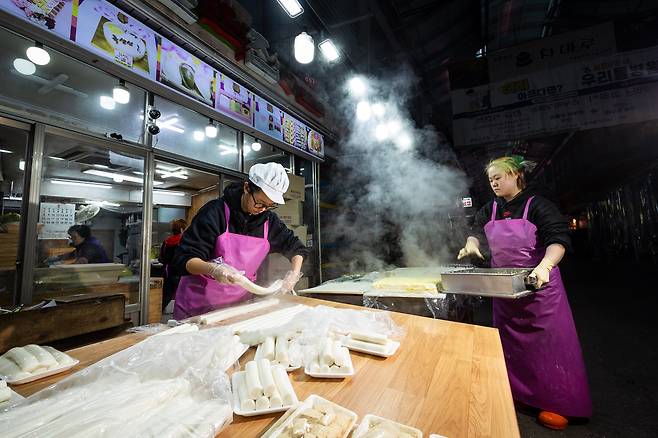 단체 주문용 가래떡을 썰고 있다. 총 130팩, 한 팩에 길이 10㎝ 안팎의 통가래떡 여섯 개가 들어간다. /이건송 영상미디어 기자