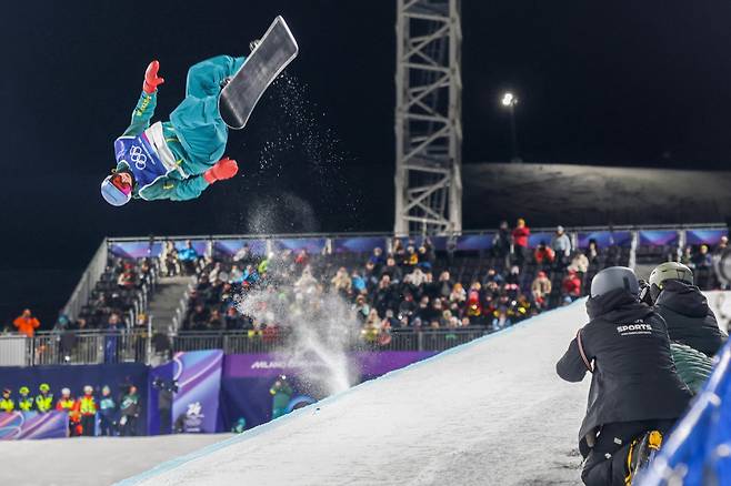 13일 밤(현지시간) 이탈리아 리비뇨 스노파크에서 2026 밀라노 코르티나 동계올림픽 스노보드 남자 하프파이프에 출전한 스코티 제임스가 1차시기 경기를 펼치고 있다. 리비뇨=장련성 기자