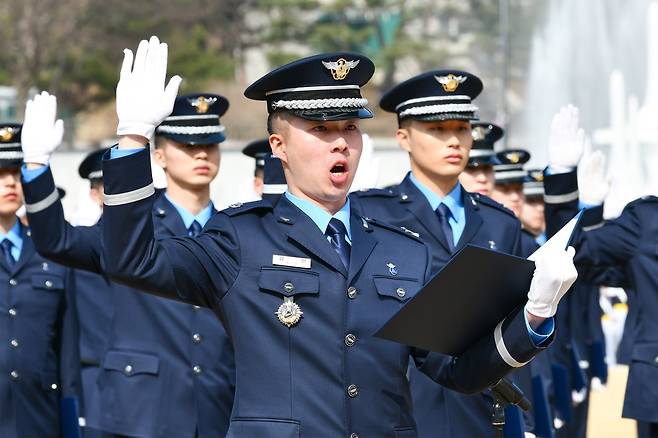 지난해 3월 12일 충북 청주시 공군사관학교에서 열린 '제73기 공군사관생도 졸업 및 임관식'에서 졸업생도들이 임관선서를 하고 있다. /공군 제공
