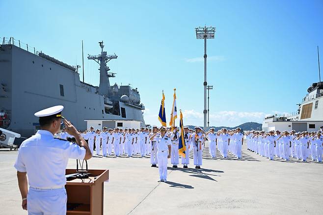 지난해 9월 5일 경남 창원시 진해 군항에서 거행된 2025년 순항훈련전단 환송행사에서 해군사관학교 80기 사관생도와 장병들이 임석상관(해군작전사령관)에게 출항신고 경례를 하고 있다. /해군 제공
