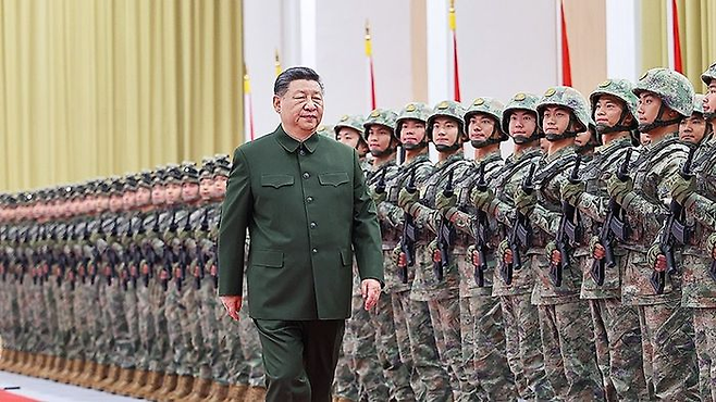 시진핑 중국 국가주석 겸 공산당 중앙군사위 주석이 2024년 12월 마카오 주둔 인민해방군을 사열하고 있다. ⓒ 신화/연합뉴스